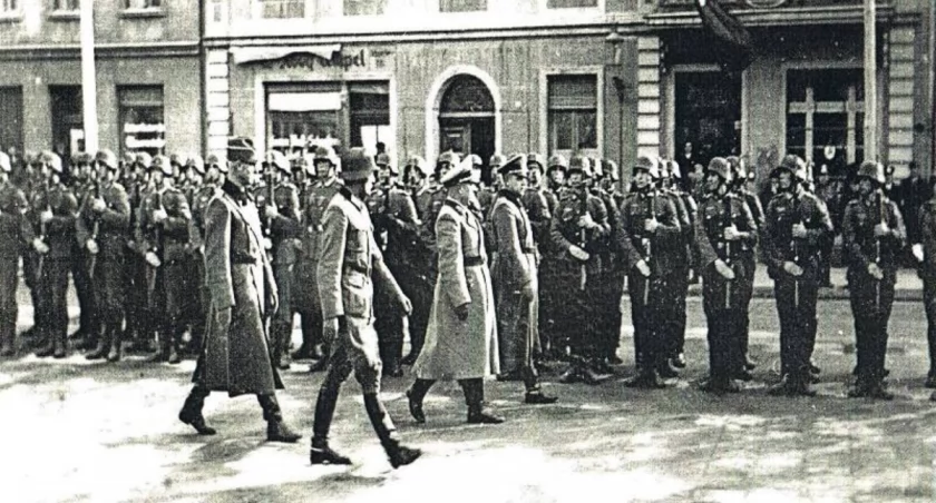 Musiała śpiewać piosenki o Hitlerze
