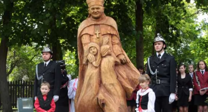 Rzeźba papieża odsłonięta