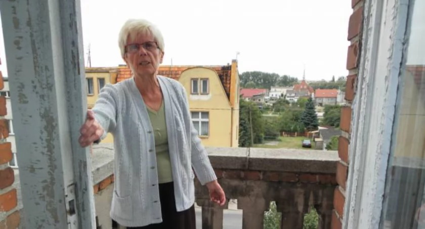 Sypią się okna dawnego komisariatu