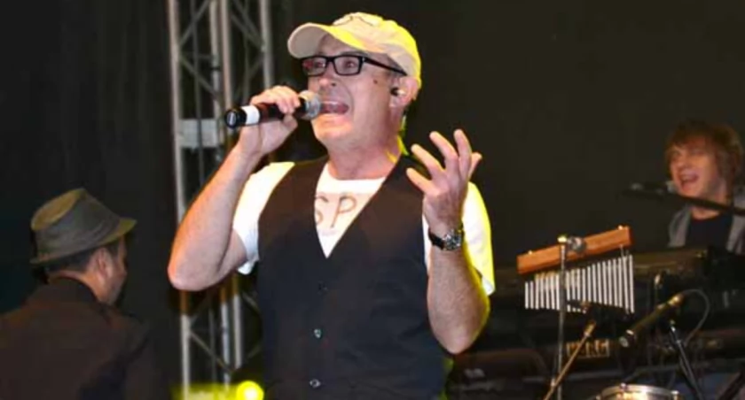 Andrzej Krzywy śpiewa i tańczy