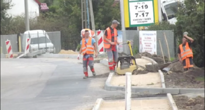 Nowy chodnik i ścieżka rowerowa nad jeziorem