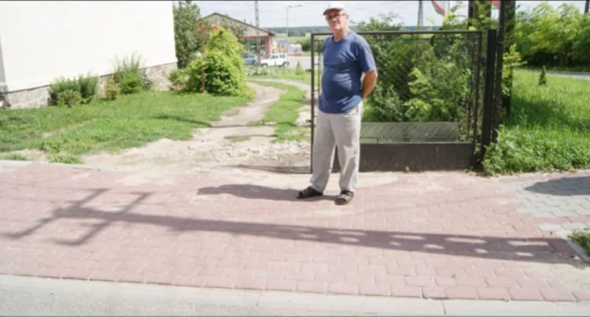 Woda przedziera się na posesje