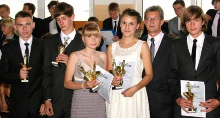 Gimnazjusy i pożegnanie uczniów klas trzecich