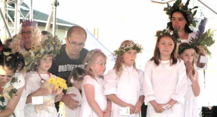 Znaleźli kwiat i wianki uwili
