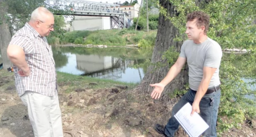 Promenada na wakacje, stanica i Chrystus jesienią