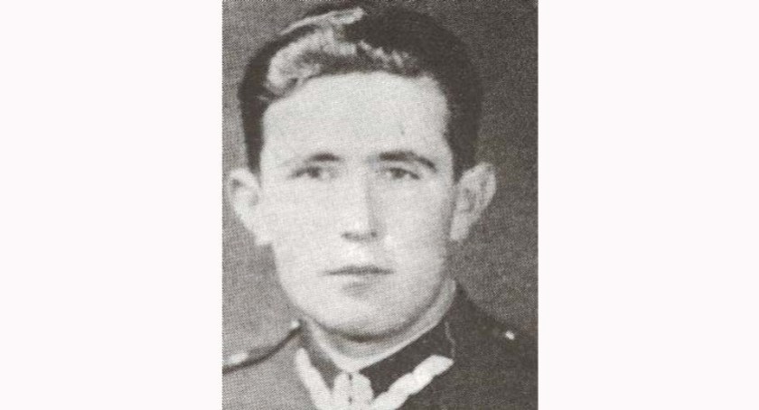 Spoczywa na Powązkach