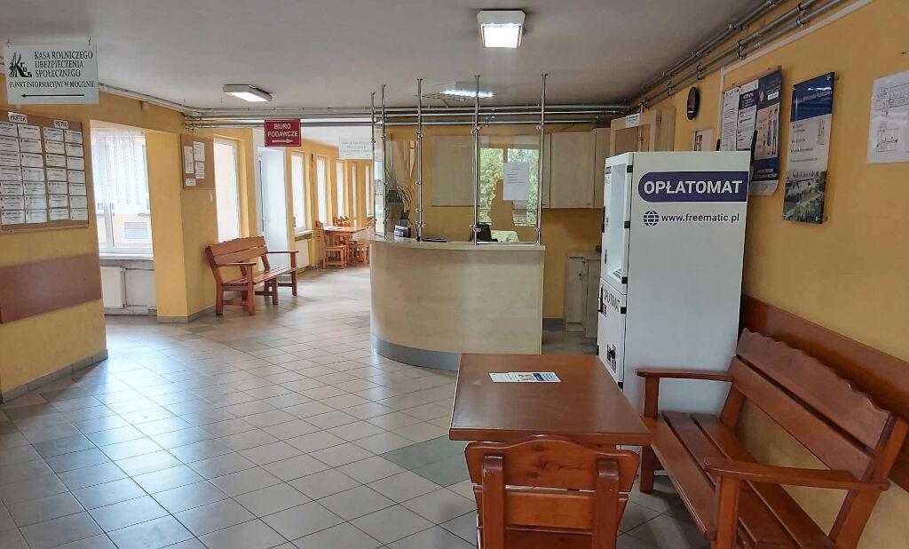 Opłatomat przejmuje w starostwie funkcję kasy