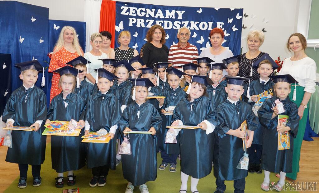 W przedszkolu cukrowniczym w Żninie fruwają absolwenckie birety