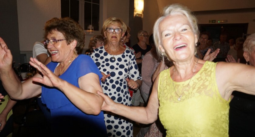 Gorączka czwartkowego wieczoru. Disco Senior w Żnińskim Domu Kultury (zdjęcia, wideo)