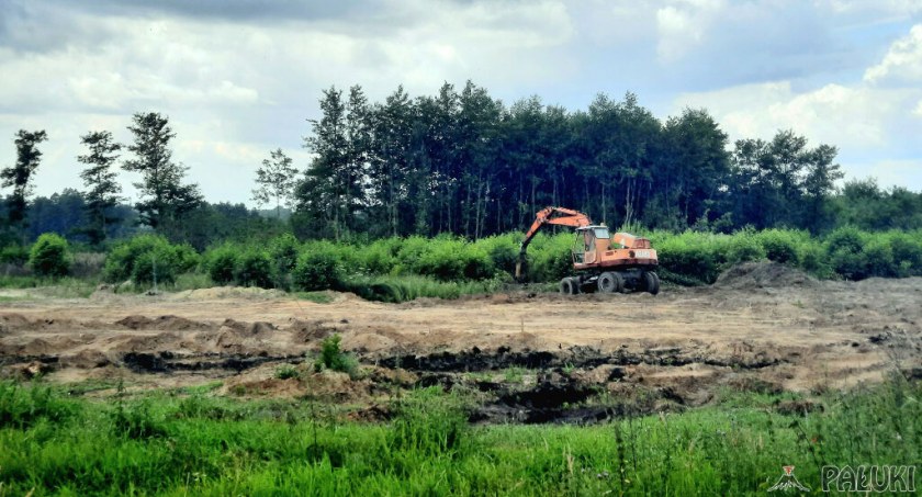 Jezioro w Smerzynie nie należy do wód płynących. Na działkach coś się dzieje