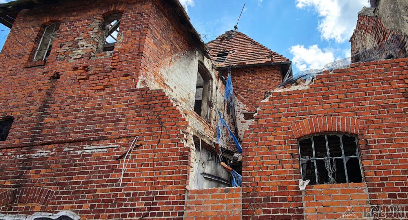 Runęła ściana pustostanu w Szubinie, rozebrać go nie można, bo to zabytek (zdjęcia)