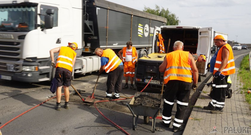 Nowa nawierzchnia na obwodnicy Barcina i 700 m ścieżki rowerowej. Do kiedy utrudnienia i jak najlepiej jeździć? (wideo)