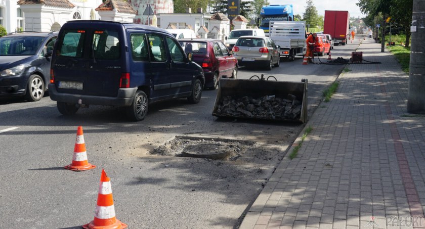 Co powoduje utrudnienia na Janickiego, Dworcowej i rondzie w Żninie?