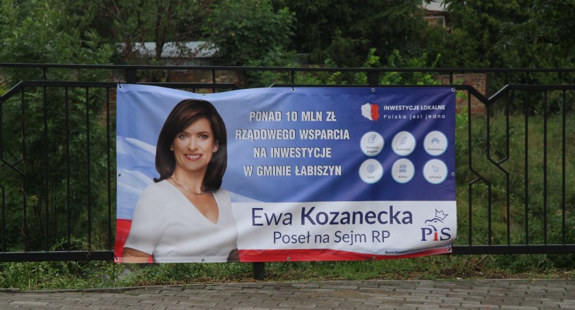 Burmistrz Łabiszyna kazał zdjąć nielegalne banery posłanki Ewy Kozaneckiej