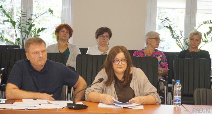 Rodzina zastępcza bez środków do życia. Powiat wstrzymał wsparcie, bo nie mają umowy (wideo)