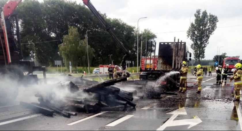 Jechał i gubił palące się podkłady kolejowe