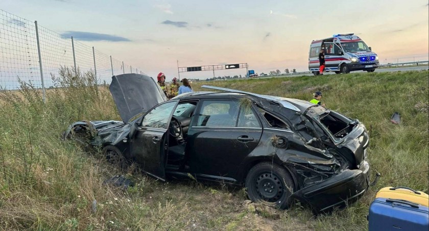 Jedna osobówka z motorowerem, druga - z tirem