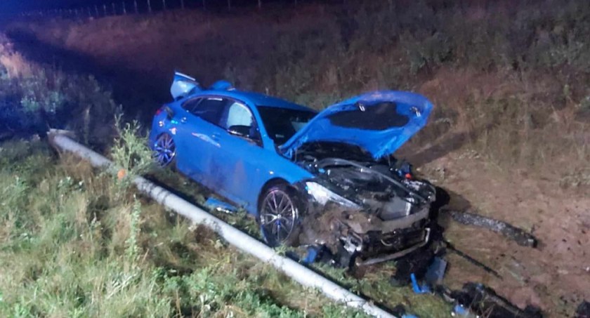 Deszcz, więc BMW w rowie na S5. Ścięty znak i latarnia 