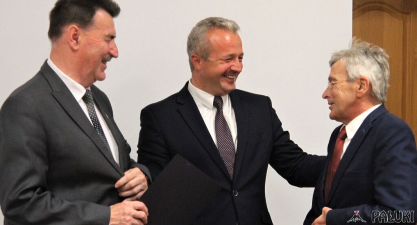 Szpital w Żninie. Odznaczenia dla pracowników, karetki dla pacjentów (zdjęcia)