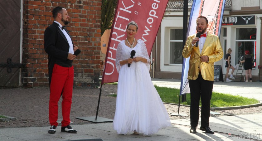 Garstka publiczności słuchała pieśni neapolitańskich na żnińskim rynku (wideo)