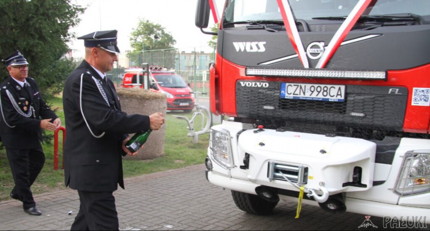 OSP Łabiszyn. Ochrzcili nowy wóz bojowy szampanem (zdjęcia)