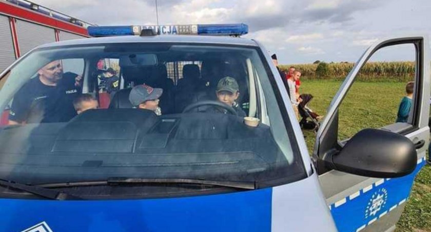 Żnińscy policjanci wspierają dzieci podczas festynu charytatywnego