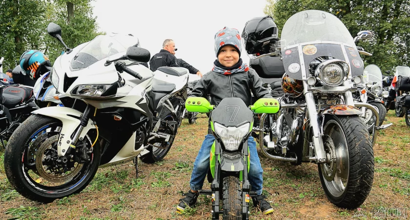 Do Rogowa zjechali motocykliści z całego regionu, koncert Grzegorza Hyżego (wideo + zdjęcia)
