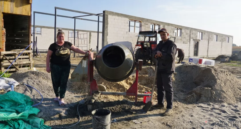 Nowa obora w spalonym gospodarstwie w Mamliczu pnie się do góry (wideo + zdjęcia)
