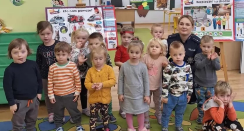 Przedszkolaki uczą się, jak bezpiecznie poruszać się po drodze