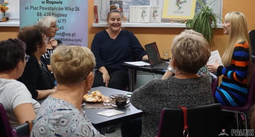  Zumba i joga śmiechu obudziły w niej dziecięcą radość. Spotkanie z Moniką Łabędzką w rogowskiej bibliotece (zdjęcia)