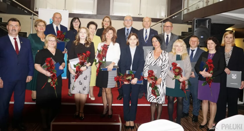 Starosta żniński nagrodził nauczycieli i podziękował odchodzącym na emeryturę (wideo + zdjęcia)