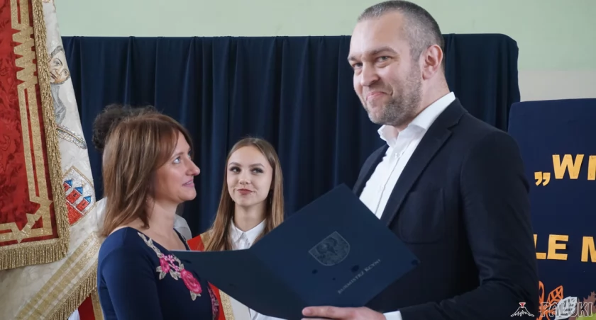 To team z super mocą - gratulacje i kwiaty dla kcyńskich nauczycielek (wideo + zdjęcia)
