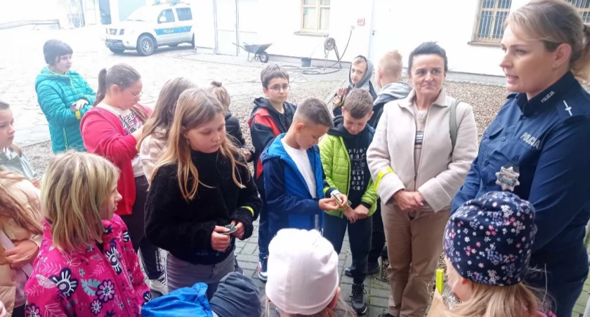 Dzieci z Jedynki odwiedziły żnińskich policjantów (zdjęcia)