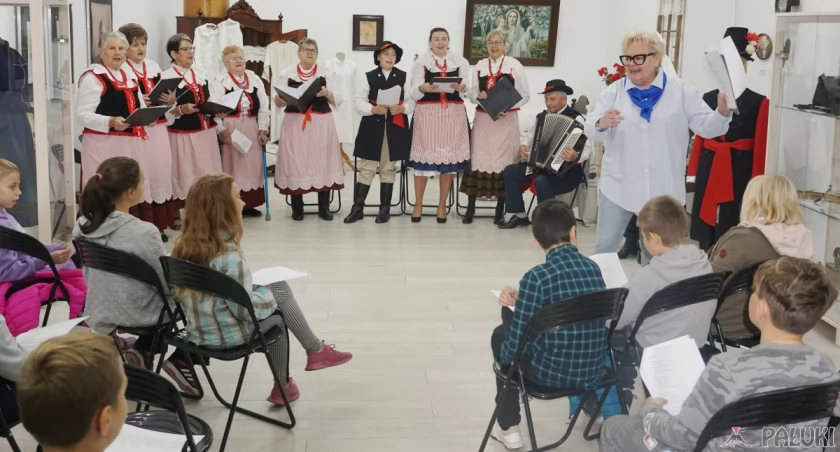 Dzieci ze żnińskiej piątki poznają folklor. Spotkanie z Pałuczankami w muzeum (wideo)