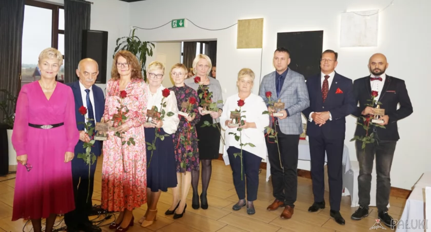 Gmina Żnin nie zapomina o swoich nauczycielach. Deszcz nagród spadł na nich w Parkowej (wideo + zdjęcia)