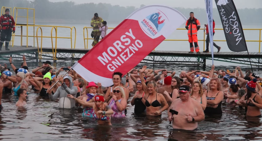 Miłośnicy morsowania zainaugurowali sezon w Gąsawie (wideo + zdjęcia)
