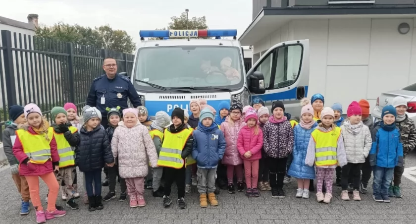 Przedszkolaki z wizytą na policji. Teraz wiedzą jak dbać o swoje bezpieczeństwo