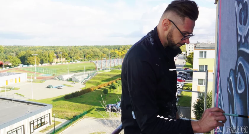 Powstający mural robi wrażenie. Kompania barcińska na szczycie bloku 
