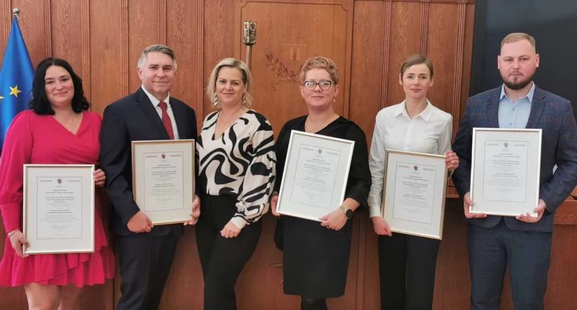 Zespół terapeutów ŚDS w Barcinie z nagrodą marszałka