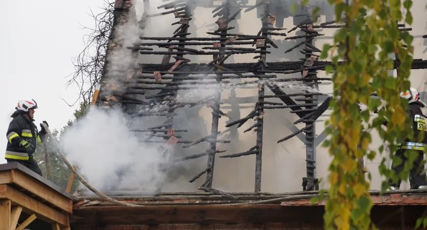 Kilkudziesięciu strażaków walczyło z ogniem w centrum Podgórzyna (wideo + zdjęcia)