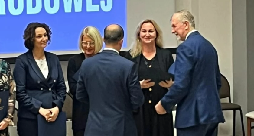 Marzena Wolska, dyrektorka ZS w Barcinie z nagrodą kuratora oświaty