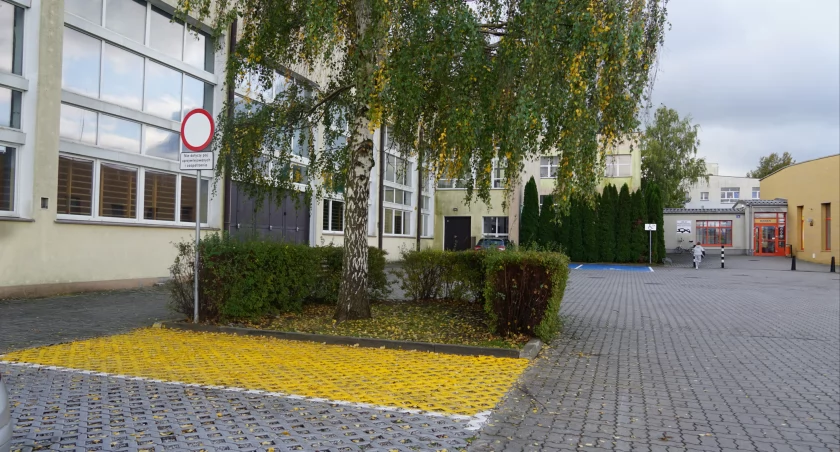 Dziecko z mokrą głową teraz ma krócej z basenu do samochodu