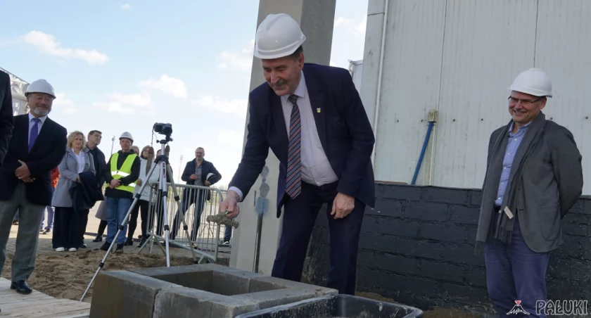 Wielka mroźnia we Frigo Logistics. Wmurowali kamień węgielny. W kapsule czasu tygodnik Pałuki (wideo + zdjęcia)