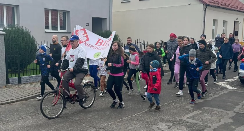 Bieg Niepodległości w Szubinie z akcją ratunkową szubińskich policjantów
