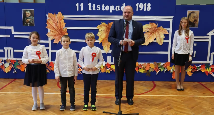 Rysunek zwycięzcy ekologicznego konkursu plastycznego zawisł na janowieckim rynku