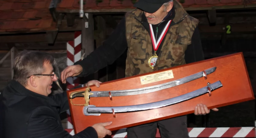Wielkie strzelanie w Godawach - szablę otrzymał Bogusław Jończyk z Bydgoszczy