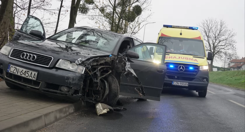 Zderzenie boczne podczas wymijania koło sklepu meblowego na Aliantów w Żninie. Są objazdy