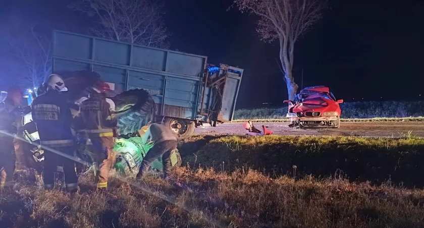 Kierowca bmw najechał na ciągnik rolniczy. Zatrzymano mu prawo jazdy