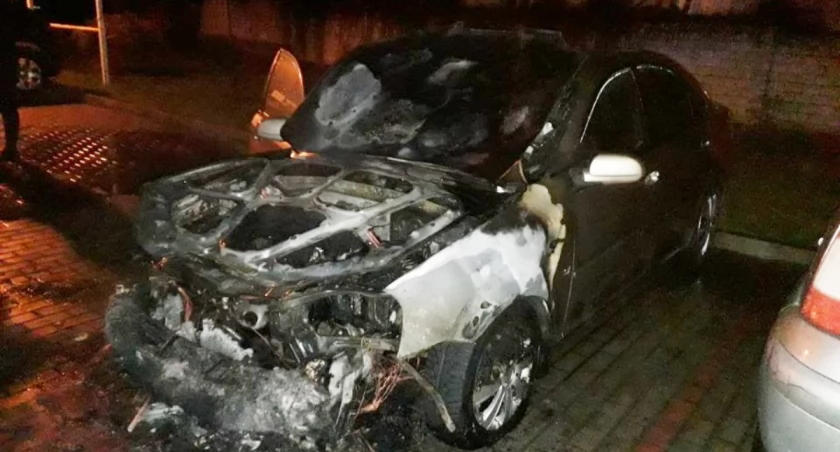Spłonął chevrolet przy ul. Spółdzielczej w Żninie. Dwa citroeny nadpalone