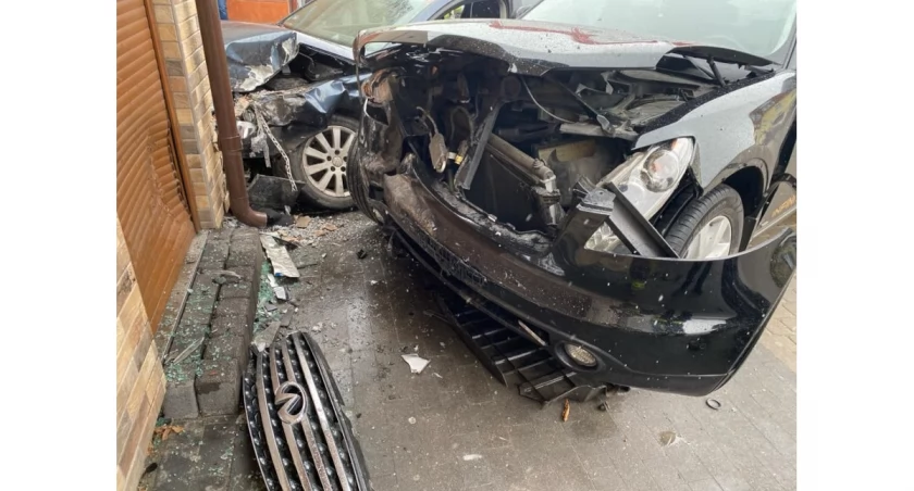 Zderzenie infiniti z passatem na rynku w Łabiszynie. Zabrane prawo jazdy